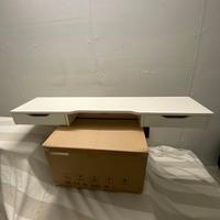 Supporto rialzato per monitor del computer.