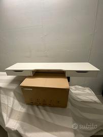 Supporto rialzato per monitor del computer.