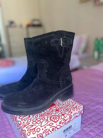 stivaletti neri scamosciati