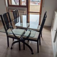 Tavolo da pranzo in vetro con gambe in ferro