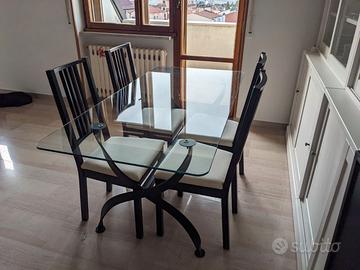 Tavolo da pranzo in vetro con gambe in ferro