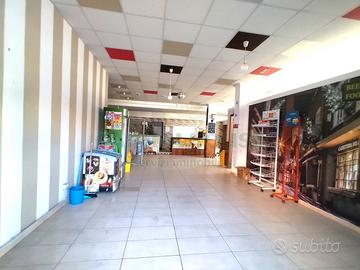 S2 ampio locale commerciale con spazio esterno