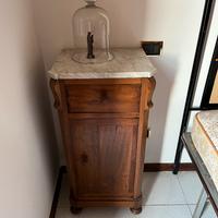 Comodini in legno e marmo