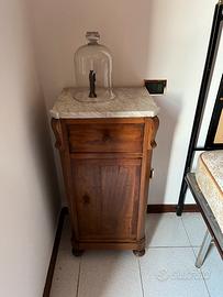 Comodini in legno e marmo