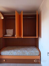 cameretta bimbi arancio e legno 