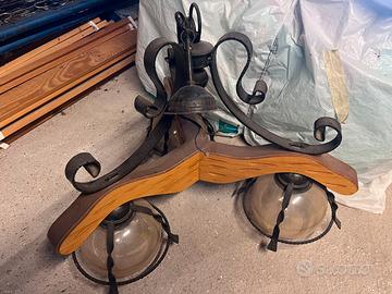 Lampadario legno e ferro battuto