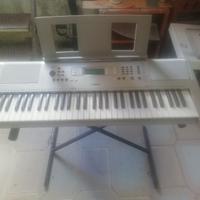 Tastiera Yamaha YPT-370 con il suo supporto a X