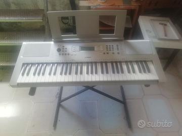 Tastiera Yamaha YPT-370 con il suo supporto a X
