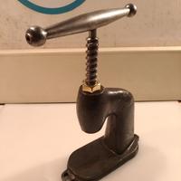 Torchietto da banco per rivestimento bottoni
