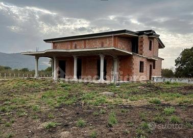 Villa immensa in costruzione con spazi esterni