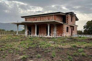 Villa immensa in costruzione con spazi esterni