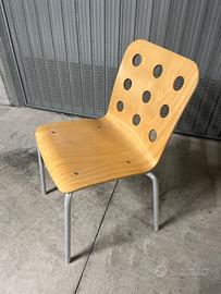 Sedia IKEA in legno chiaro con gambe in metallo