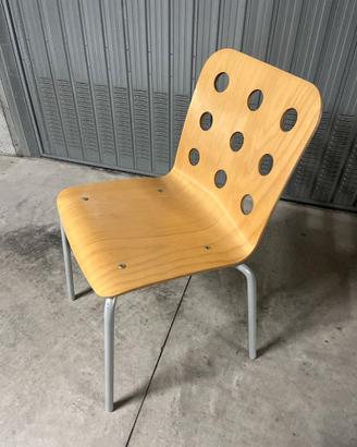 Sedia IKEA in legno chiaro con gambe in metallo