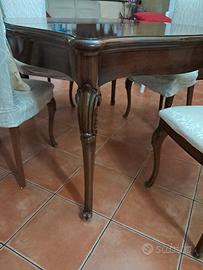  vetrina, tavolo e sedie in legno  