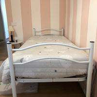 Letto ad una piazza con materasso 