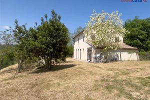 Casale con vista panoramica a Trecastelli