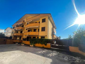 Appartamento 100 mq, 4 vani con box auto