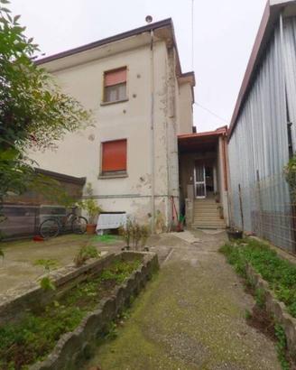 Immobile in asta di 122 m² con 3 locali e box auto