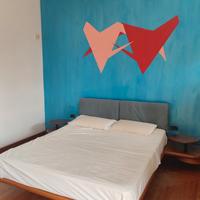 letto in legno con comodini