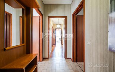 CINQUE LOCALI AL SECONDO PIANO IN ZONA TRANQUILLA