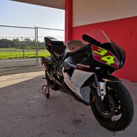 Yamaha R1 uso pista