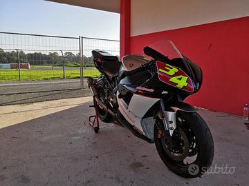 Yamaha R1 uso pista