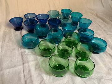 Set vintage bicchieri in vetro soffiato colorato