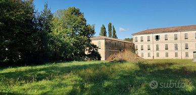 Immobile in asta di 2233 m² con 1 locale e box aut