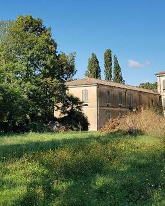 Immobile in asta di 2233 m² con 1 locale e box aut