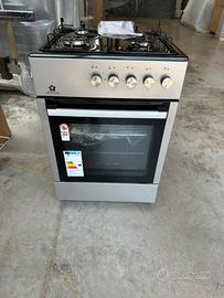 Cucina a gas nuova.