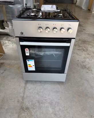 Cucina a gas nuova.