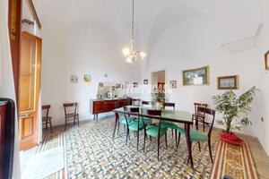 CASTRI': CASA INDIPENDENTE CON GIARDINETTO INTERNO