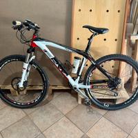 Mountain Bike FRW in fibra di carbonio 26”