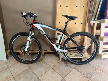 Mountain Bike FRW in fibra di carbonio 26”