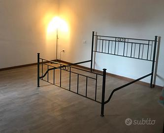 Letto matrimoniale in ferro battuto nero con reti