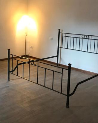 Letto matrimoniale in ferro battuto nero con reti