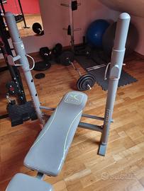 Panca piana inclinabile con candele integrate.