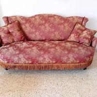 Divano, due poltrone e poggia piedi