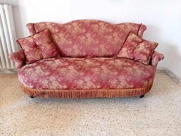 Divano, due poltrone e poggia piedi