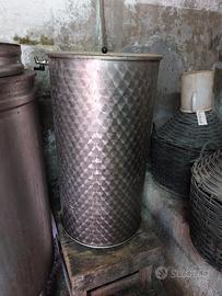 Materiale da piccola cantina vinicola