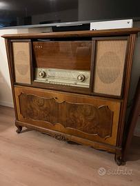 Mobile vintage con radio Saba