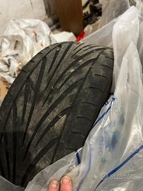 Tre pneumatici usati Toyo T1R 225 45 r17