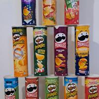 Contenitori Pringles vuoti.