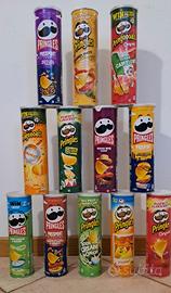 Contenitori Pringles vuoti.