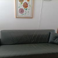 Divano in ecopelle nero quattro posti