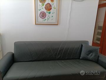 Divano in ecopelle nero quattro posti