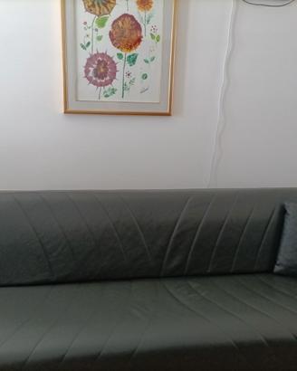 Divano in ecopelle nero quattro posti
