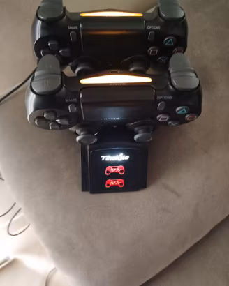 console PS4 più giochi più caricabatterie 