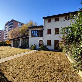 VILLA A SCHIERA D'ANGOLO A VERONA
