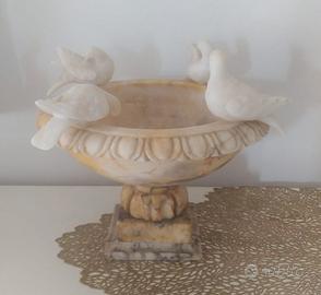 Acquasantiera in alabastro